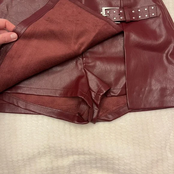 SOLD✨ Bershka Faux leather mini skirt/skort - Picture 5 of 8